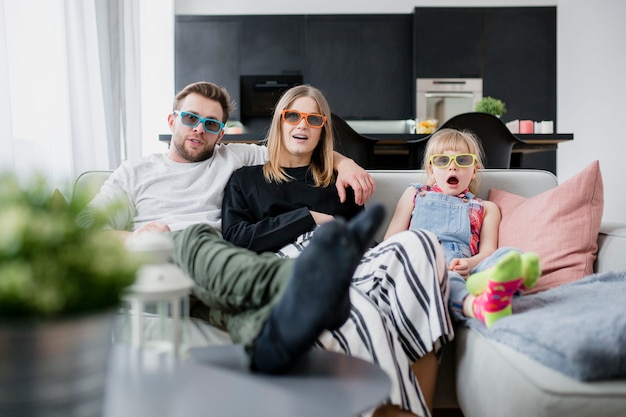 Foto famiglia che guarda film insieme