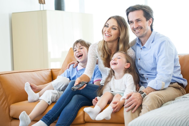 Foto famiglia che guarda la tv