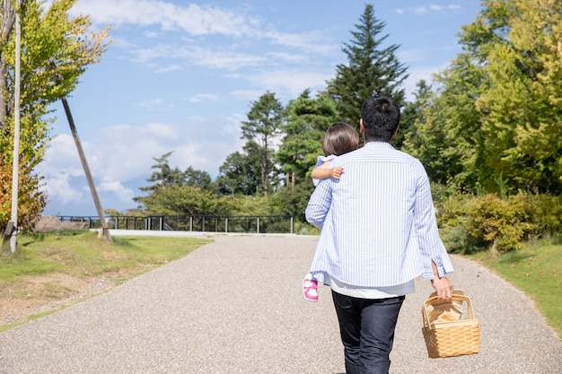 Foto la famiglia che gioca in un parco