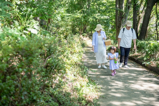 Foto la famiglia che gioca in un parco