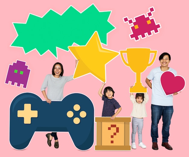 Foto famiglia che vince una sfida di videogiochi