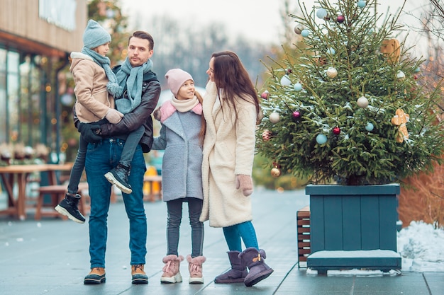 Sport invernali per famiglie. padre e figlia in giornata invernale