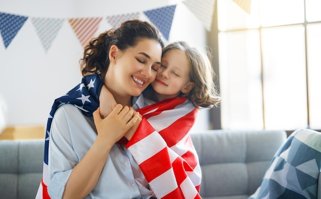 Foto famiglia con bandiera americana