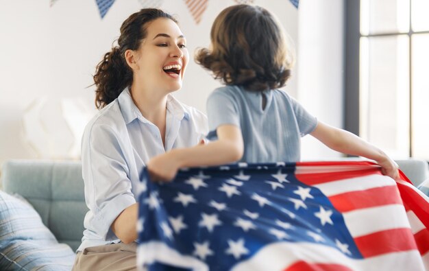 Foto famiglia con bandiera americana