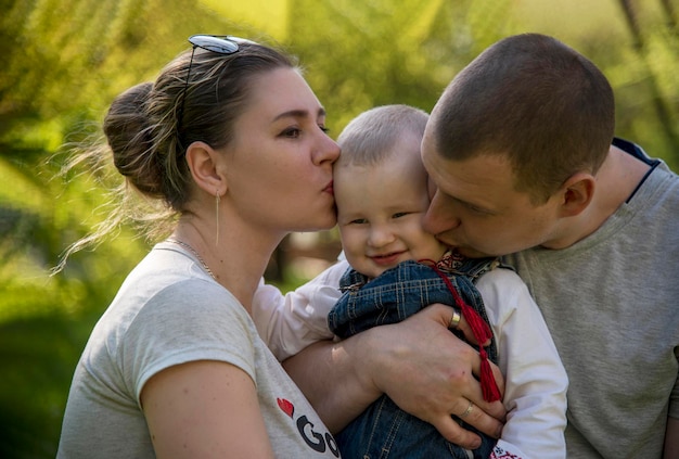 Famiglia con bambino nel parco