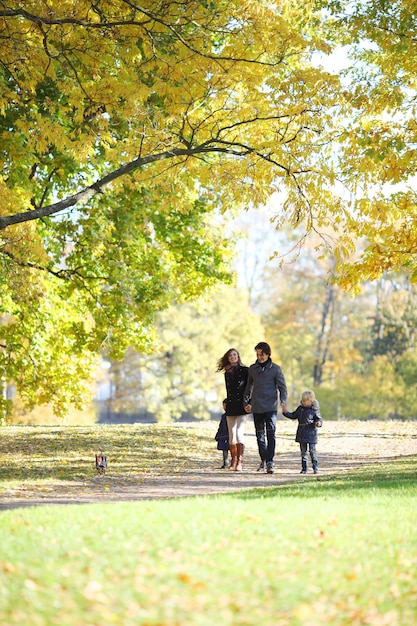 Famiglia con bambini nel parco autunnale