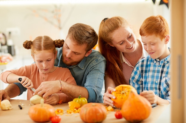 Foto famiglia con bambini seduti a casa