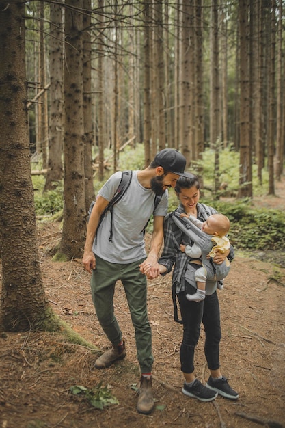 Famiglia con bambini mentre si cammina nella foresta errante