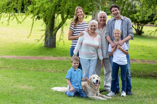 Famiglia con cane nel parco