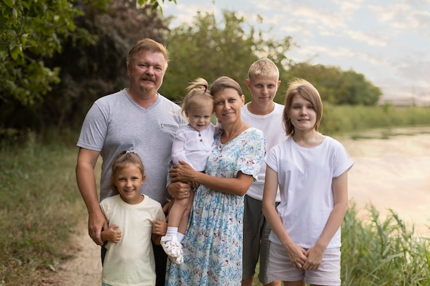 Фото Семья с четырьмя детьми на природе, многодетная семья.