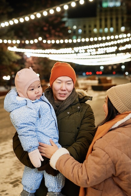 야외에서 걷는 아이와 가족