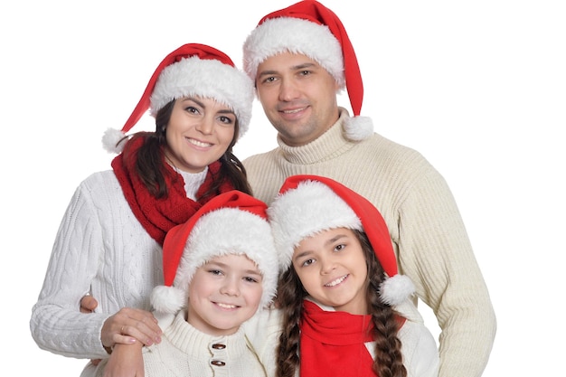 Famiglia con bambini in posa di cappelli di babbo natale