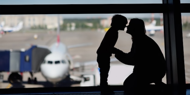 国際空港で小さな男の子と家族