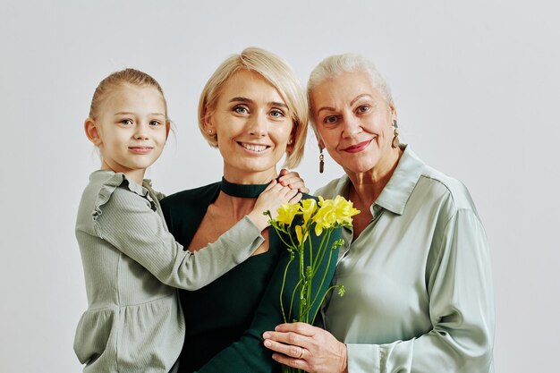 3人の女性の肖像画を持つ家族