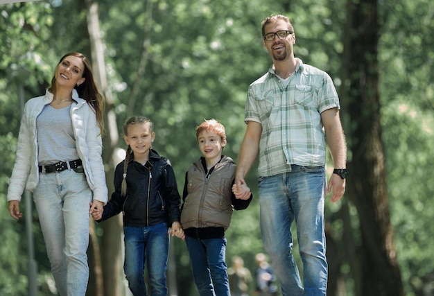 Famiglia con due bambini in una passeggiata nello stile di vita del parco