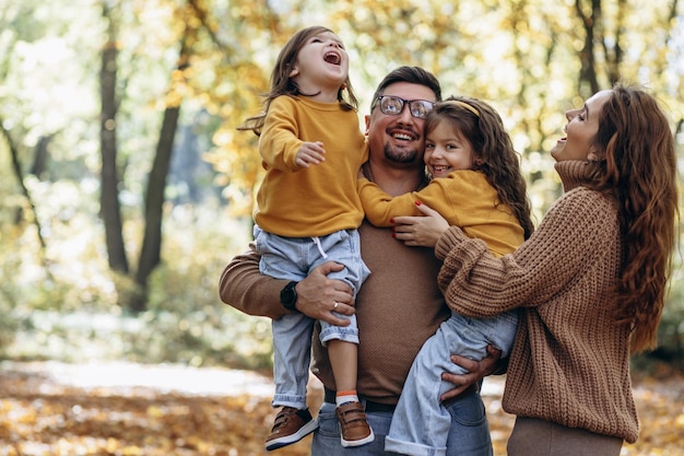 Photo family with two daughters having fun in park