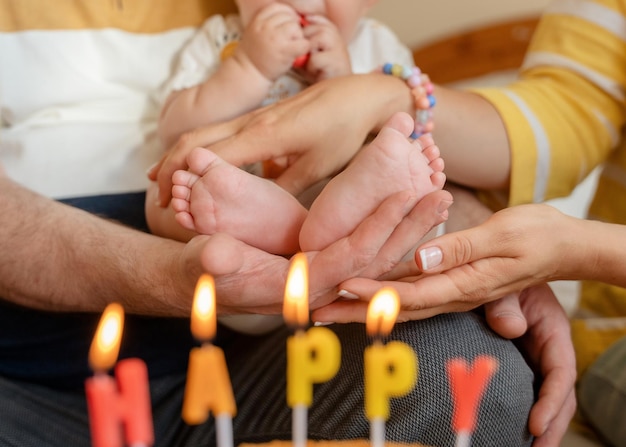 家で誕生日ケーキを食べる家族