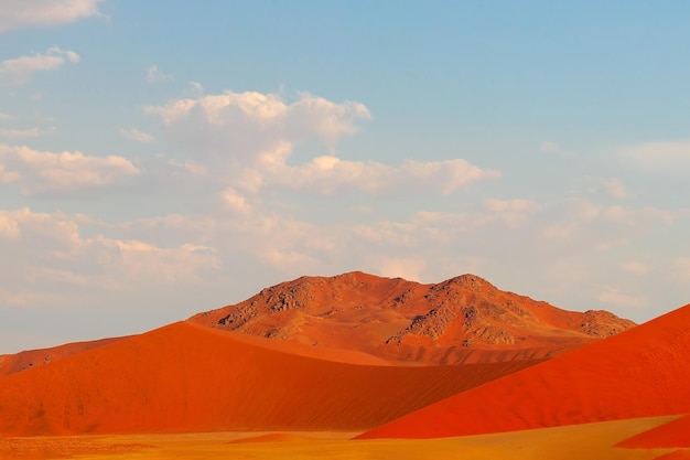 La famosa duna di sabbia rossa 45 nel deserto del namib di sossusvlei africa