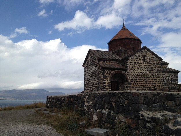 Знаменитая армянская достопримечательность Армянский монастырь Севанаванк на полуострове на берегу озера Севан