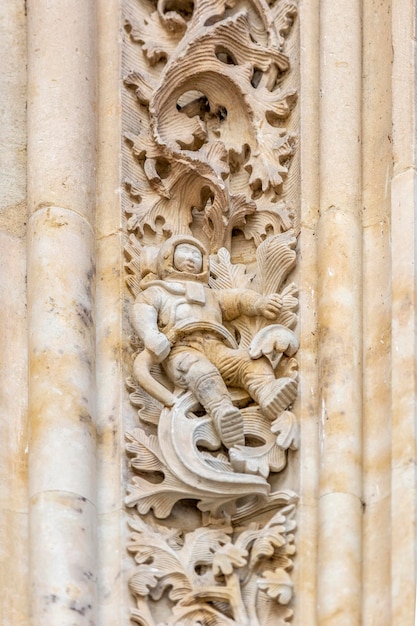 サラマンカ大聖堂のファサードに石で彫られた有名な宇宙飛行士この彫刻は、1992年の改修中に追加されました