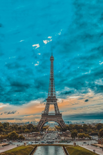 Знаменитая и красивая Эйфелева башня в Париже, Франция.