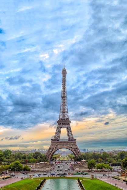 Famosa e bella torre eiffel a parigi, francia.