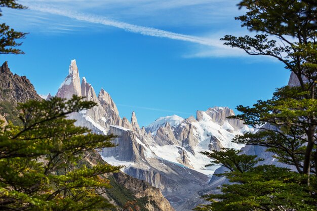 Photo famous beautiful peak cerro torre in patagonia mountains, argentina. beautiful mountains landscapes in south america.