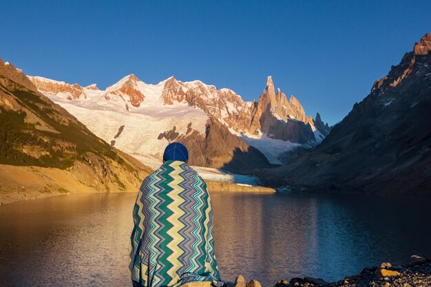 Знаменитый красивый пик Серро Торре в горах Патагонии, Аргентина. Красивые горные пейзажи в Южной Америке.