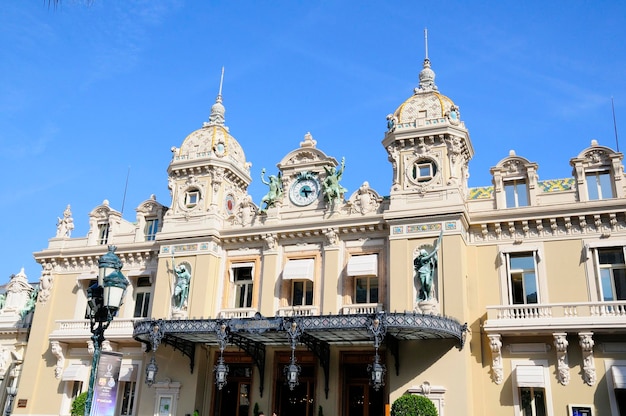 モンテカルロ モナコの有名な大きなカジノと庭園