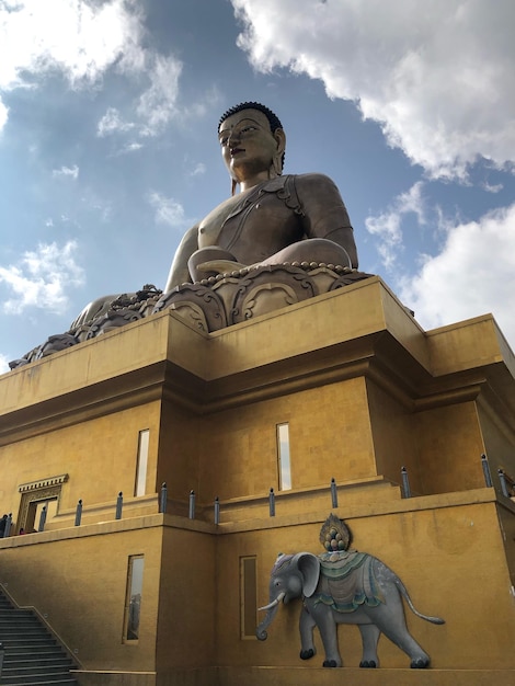 Foto la famosa statua di buddha in bhutan