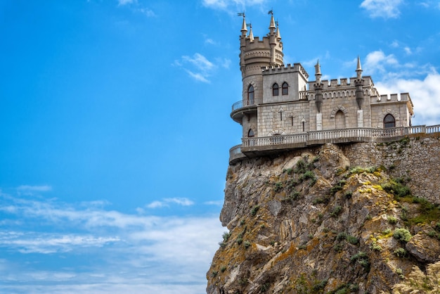 Знаменитый замок Ласточкино гнездо на скале в Крыму