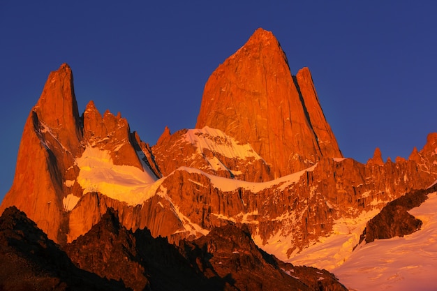 유명한 세로 피츠 로이 (Cerro Fitz Roy)-아르헨티나 파타고니아에서 가장 아름답고 강조하기 어려운 바위 봉우리 중 하나