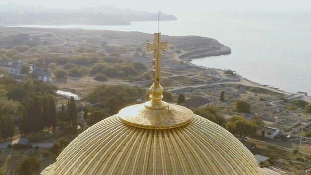 Photo famous church and landmark shot close up of golden yellow domes on blue sunny sky background at