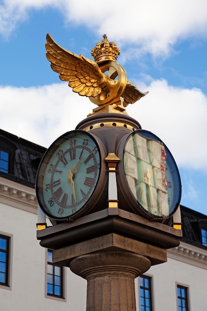 Foto il famoso orologio fuori dalla stazione ferroviaria centrale