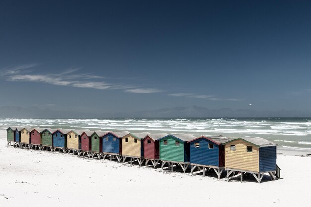 사진 남아프리카 공화국 케이프타운 근처의 무이젠버그에 있는 유명한 다채로운 해변 집