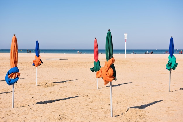 Знаменитые красочные зонтики на пляже Довиля