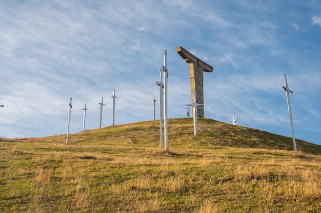 거대한 검과 조각이 있는 유명한 디드고리 전투 기념비 조지아 역사