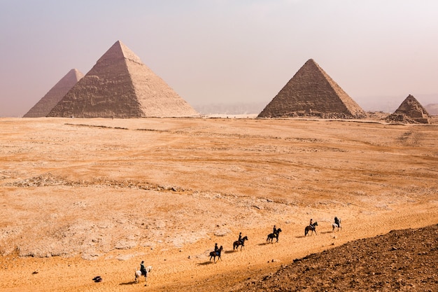 Знаменитые египетские пирамиды Гизы. Пейзаж в Египте. Пирамида в пустыне