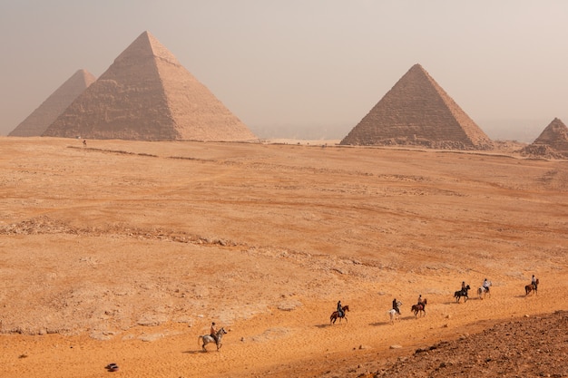 ギザの有名なエジプトのピラミッド