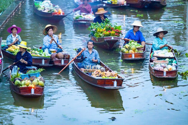 写真 タイの有名な水上市場 ダムノーン・サドゥアック水上市場 ラチャブリ タイ