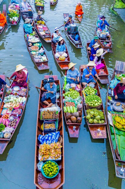 Foto famoso mercato galleggiante in thailandia damnoen saduak mercato gallegggiante ratchaburi thailandia