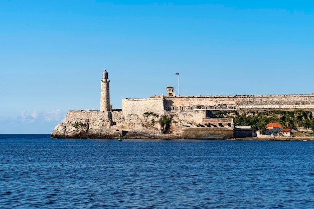 Знаменитая крепость и маяк Эль Морро у входа в Гаванскую бухту Куба