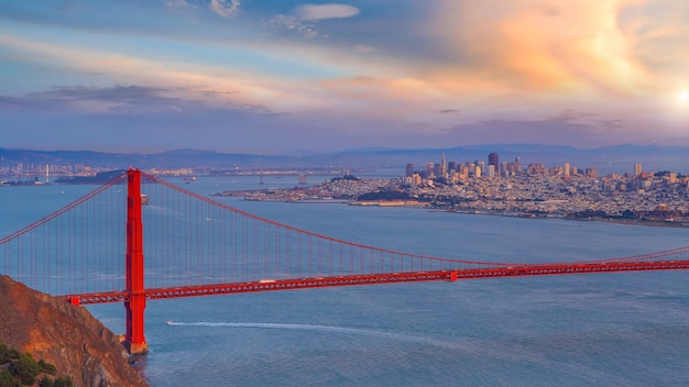 Famoso golden gate bridge di san francisco in california usa al crepuscolo