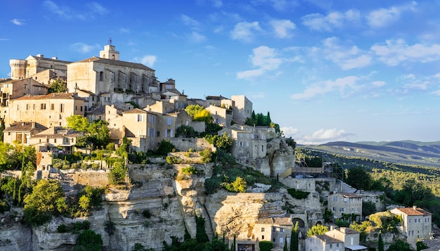 Foto famoso borgo medievale di gordes nel sud della francia