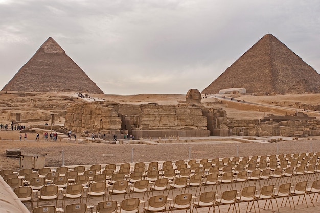 Famose grandi piramidi di giza nel deserto di sabbia al cairo