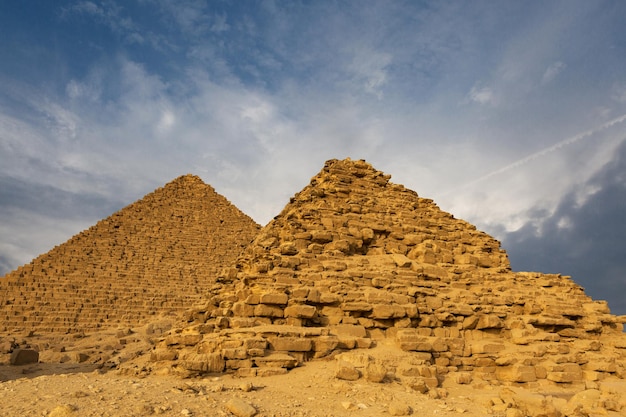 카이로의 모래 사막에 있는 유명한 기자 피라미드