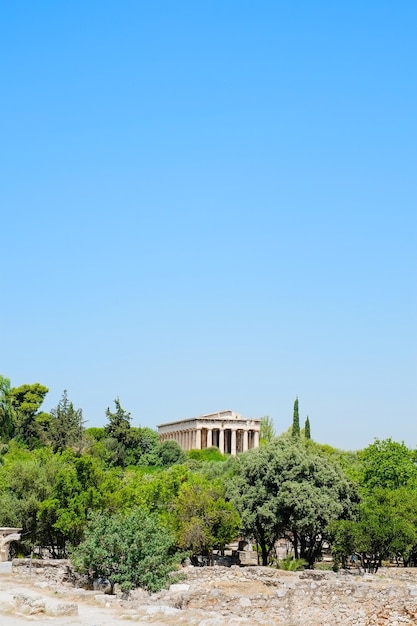 Foto famoso tempio greco contro il cielo blu chiaro in grecia