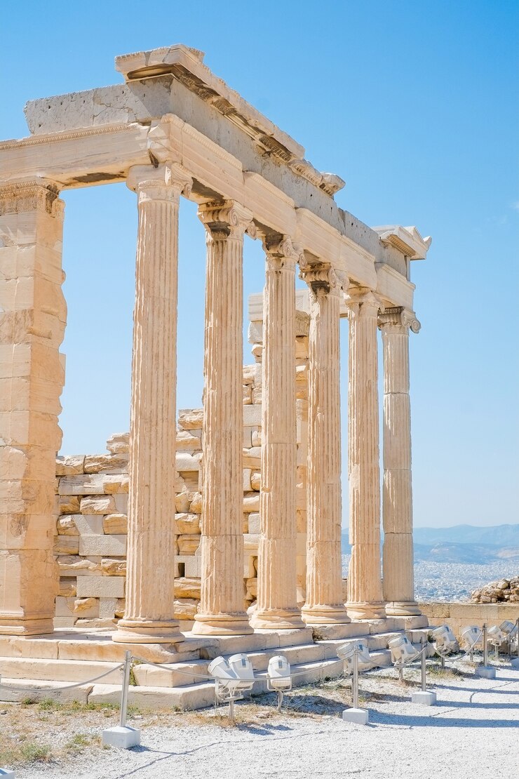 ギリシャの澄んだ青い空を背景にした有名なギリシャ神殿の柱