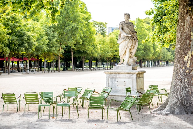 사진 파리의 튈르리 공원에서 유명한 녹색 금속 의자