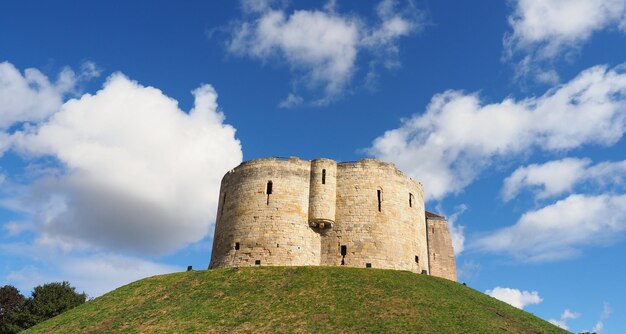 Photo the famous historic monument called cliffords tower in york